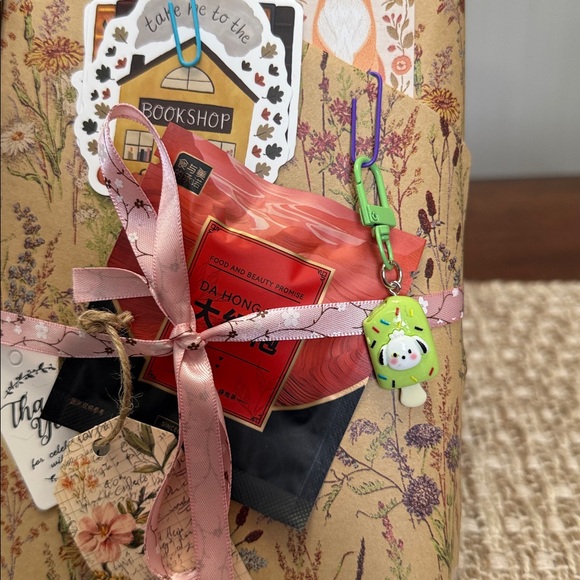 Blind date with a book hardcover, romance, drama suspense, comes with goodies - Picture 2 of 5